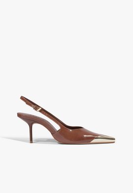 Slingback Biqueira de Metal Couro Marrom