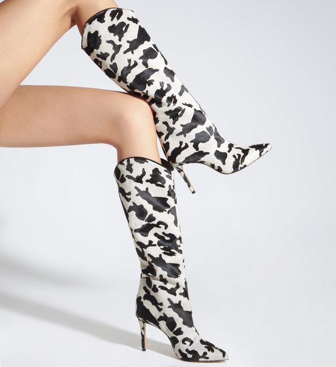Bota Cano Longo Nobuck Estampa Vaca Preta e Branca Bota Cano Longo Nobuck Estampa Vaca Preta e Branca