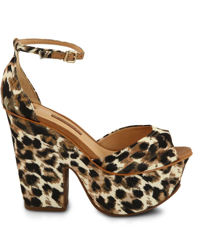 sandalia anabela onça